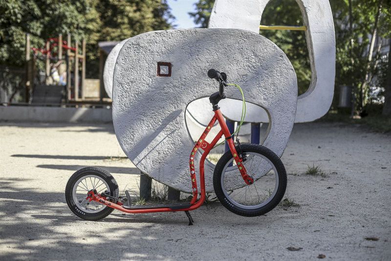 Yedoo Wzoom Emoji Scooter 16/12" Red